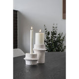 Lot de 2 bougeoirs en céramique blanc sur table