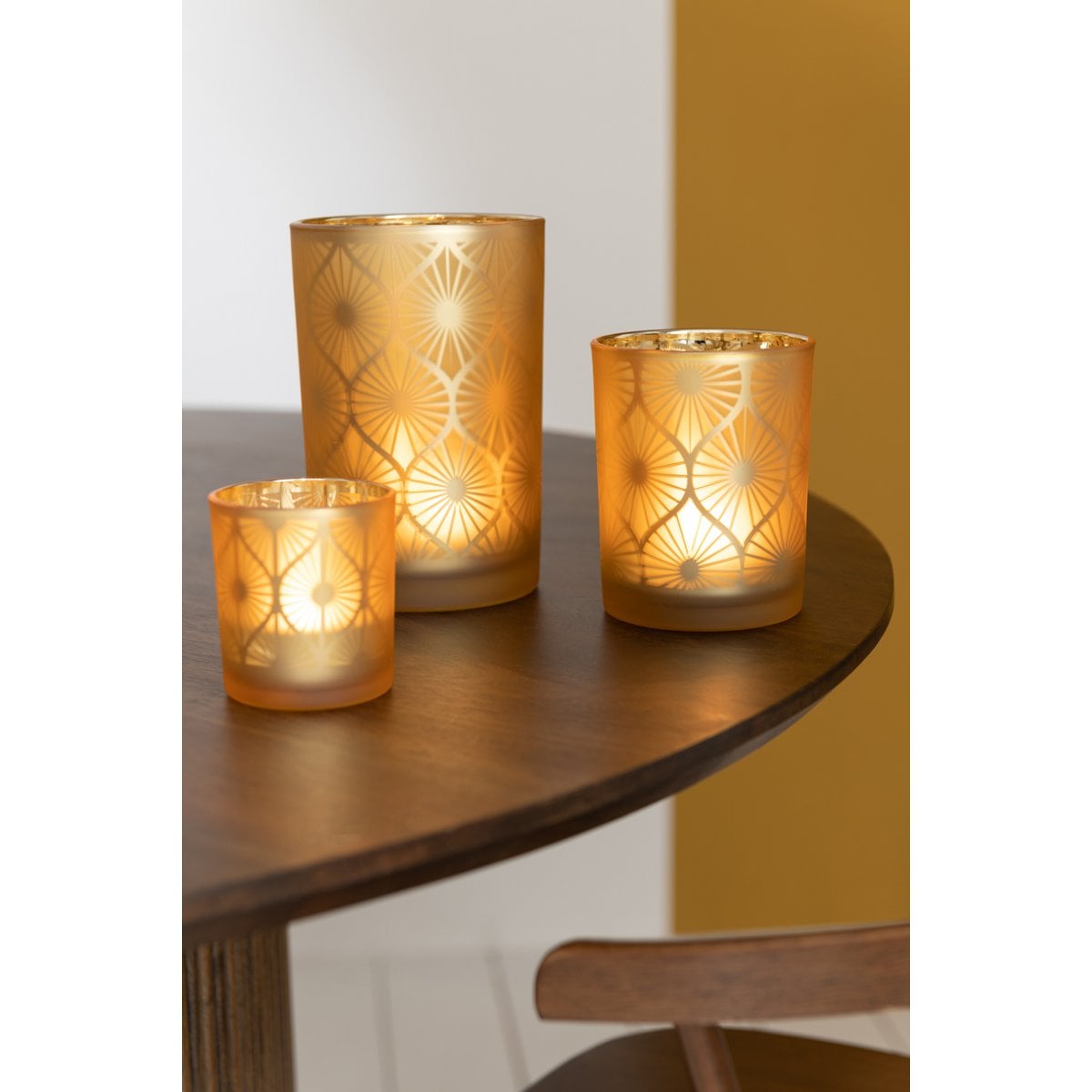 Lanterne J-Line Diamond Flowers sur une table décorée