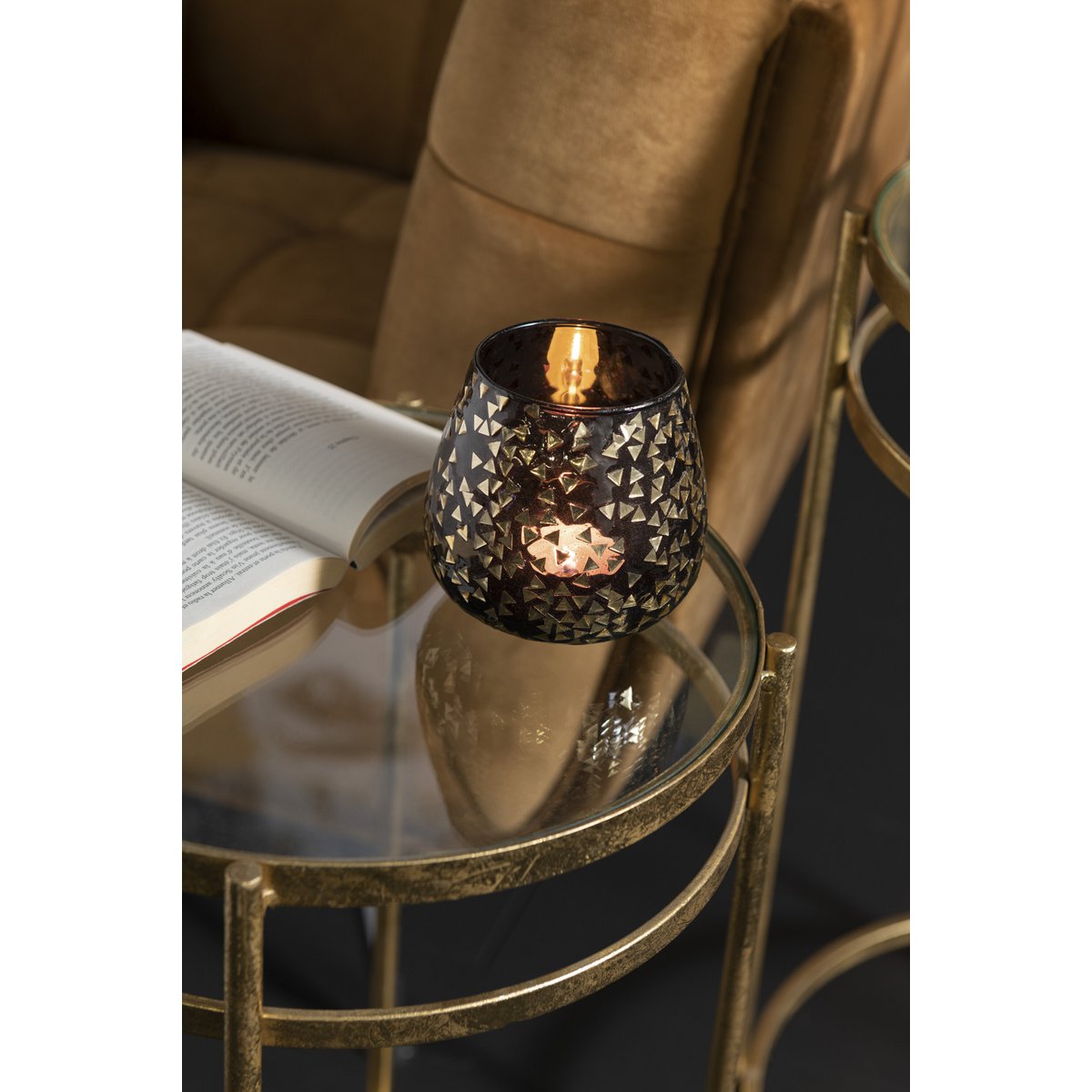 Lanterne J-Line Triangle sur une table en bois, ambiance cosy