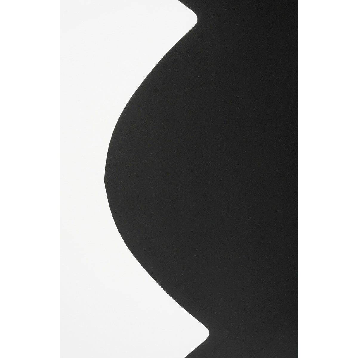 Table d'appoint Rafi Noir mise en scène dans un intérieur chic