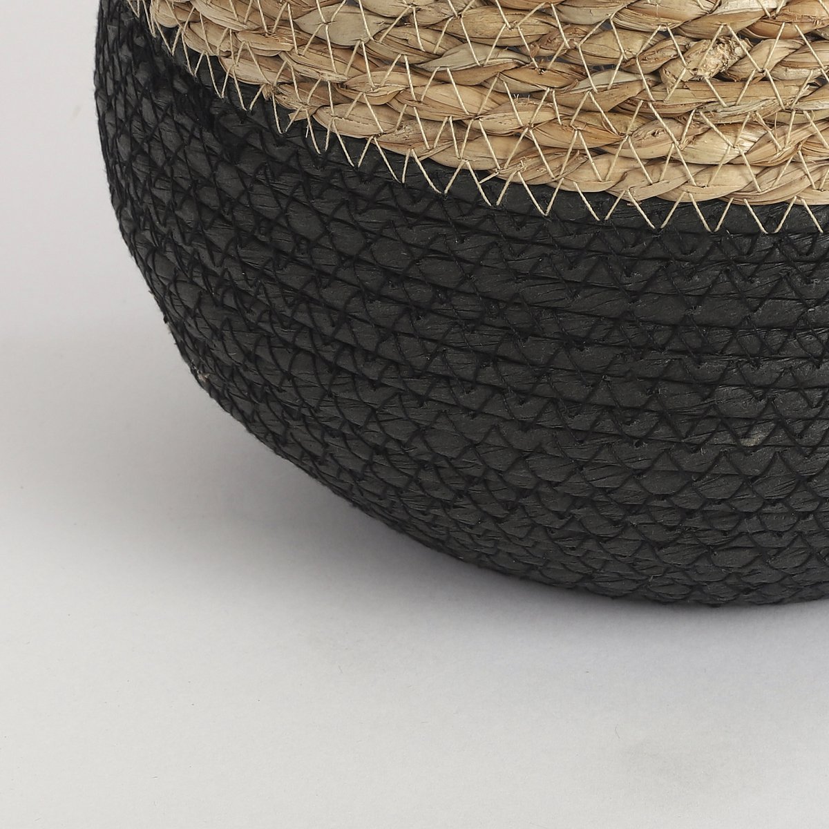Panier Jorck Noir - utilisation décorative dans un intérieur moderne