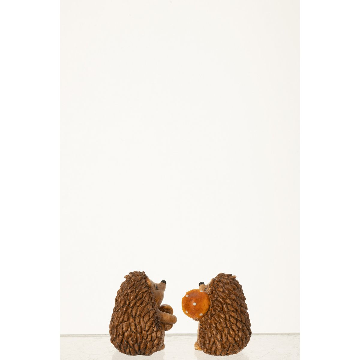 Figurine J-Line Enfant Citrouille sur étagère, ambiance décorative scandinave.