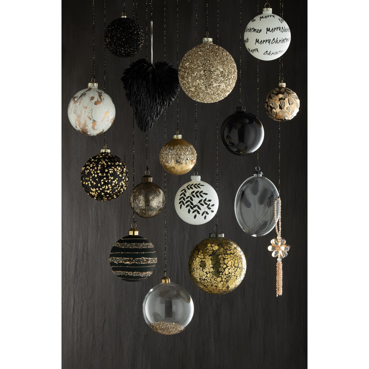 Vue rapprochée de la texture en verre brisé de la boule de Noël J-Line dorée