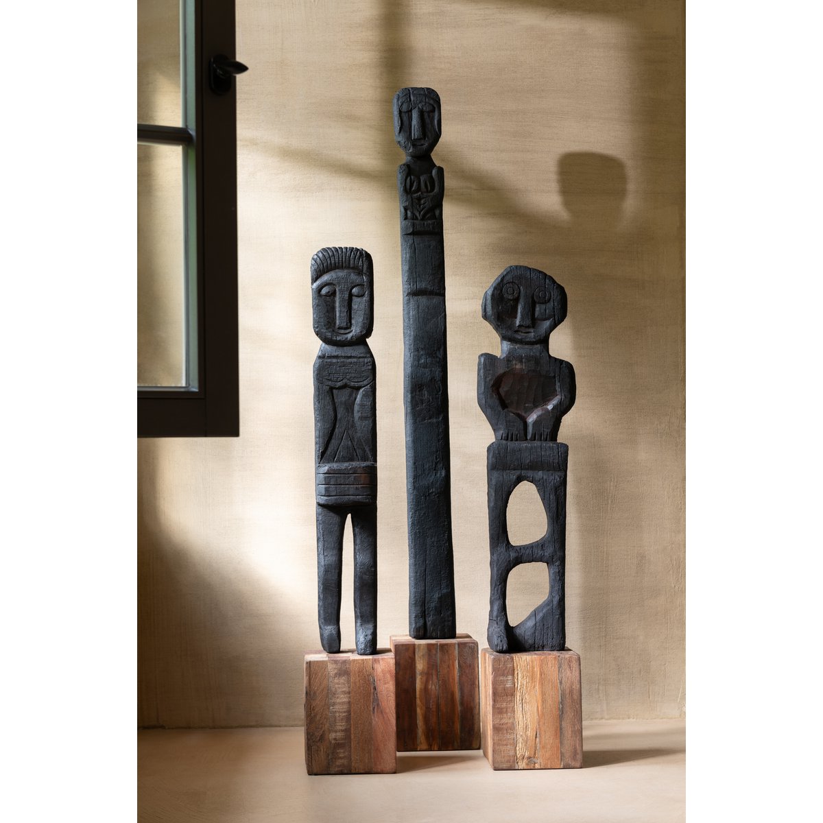 Statue Boro en bois noir avec finition naturelle, vue de face