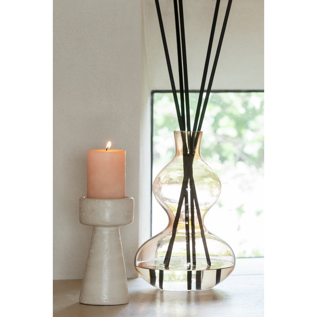 Bougie Geurolie Nordic Vetiver avec décorations environnantes