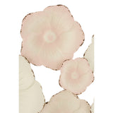 Vue rapprochée des détails floraux en métal rose et blanc