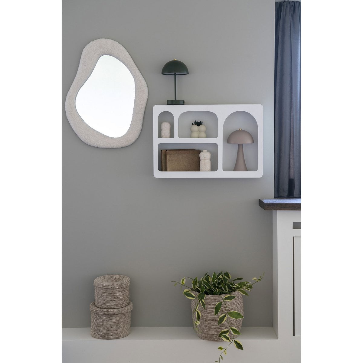 Miroir Bosa installé dans un salon moderne, ambiance lumineuse