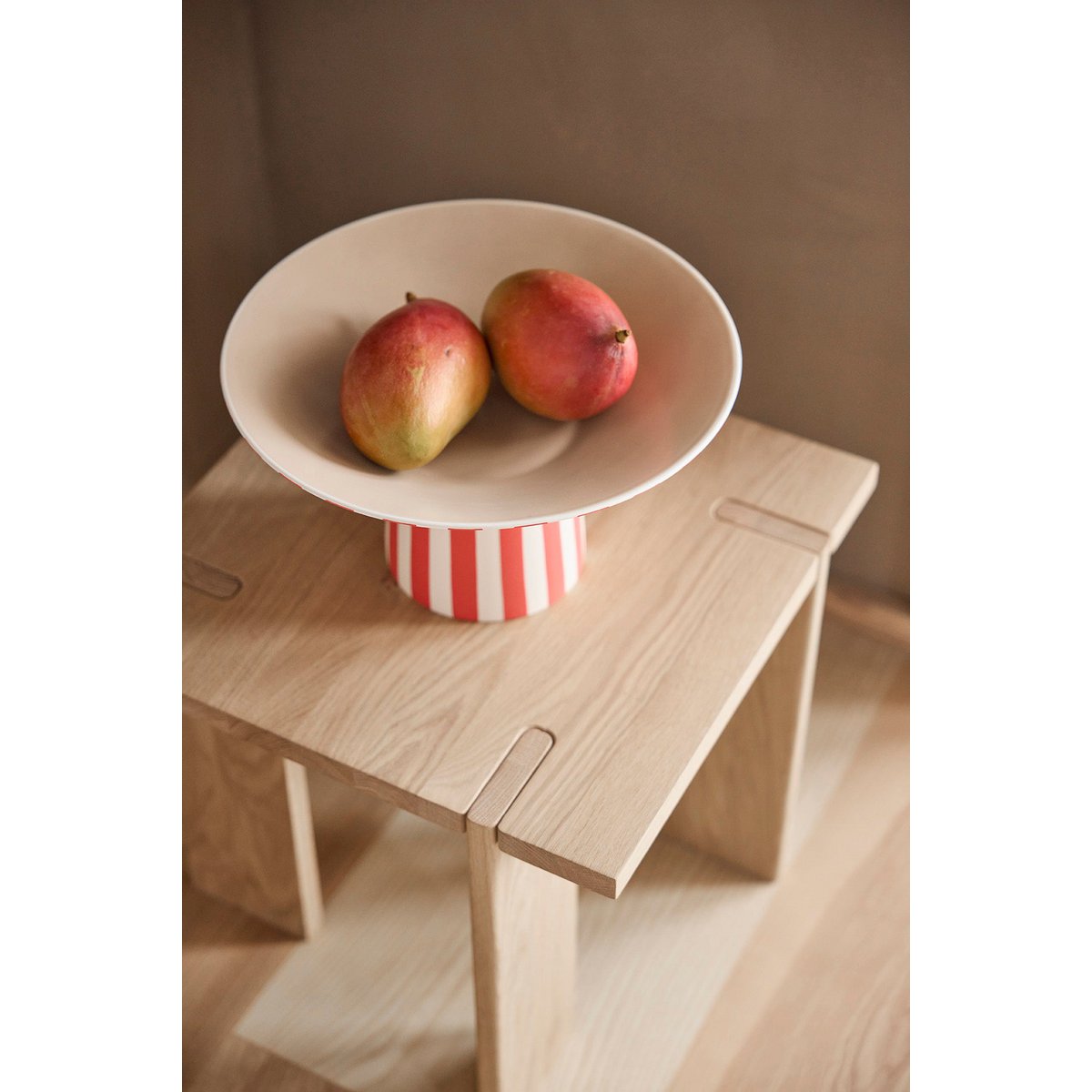 Pièce maîtresse de Toppu sur une table - décoration élégante