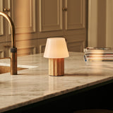 Lampe à poser rechargeable en bois marron clair