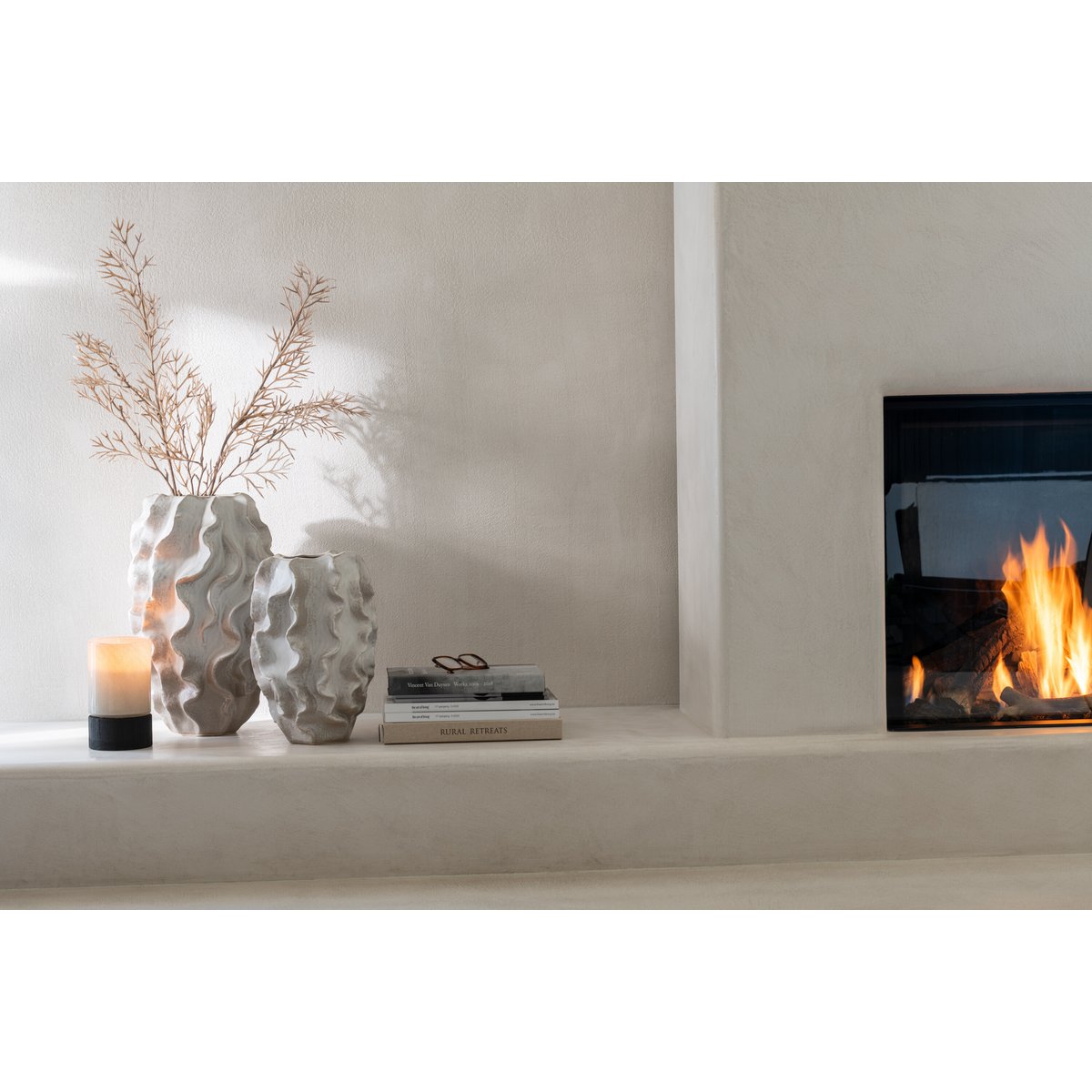 Vase Aave J-Line sur une table moderne, ajoutant une touche de luxe
