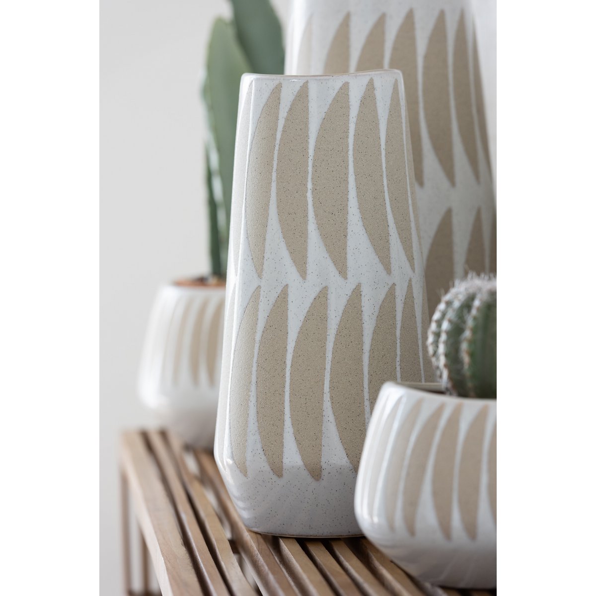 Vase Kai J-Line en céramique beige et blanc, vue de face