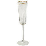 Ambiance festive avec le verre à champagne J-Line Coeur, parfait pour les célébrations.