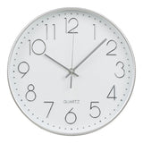 Horloge murale Lalibela argentée avec design épuré