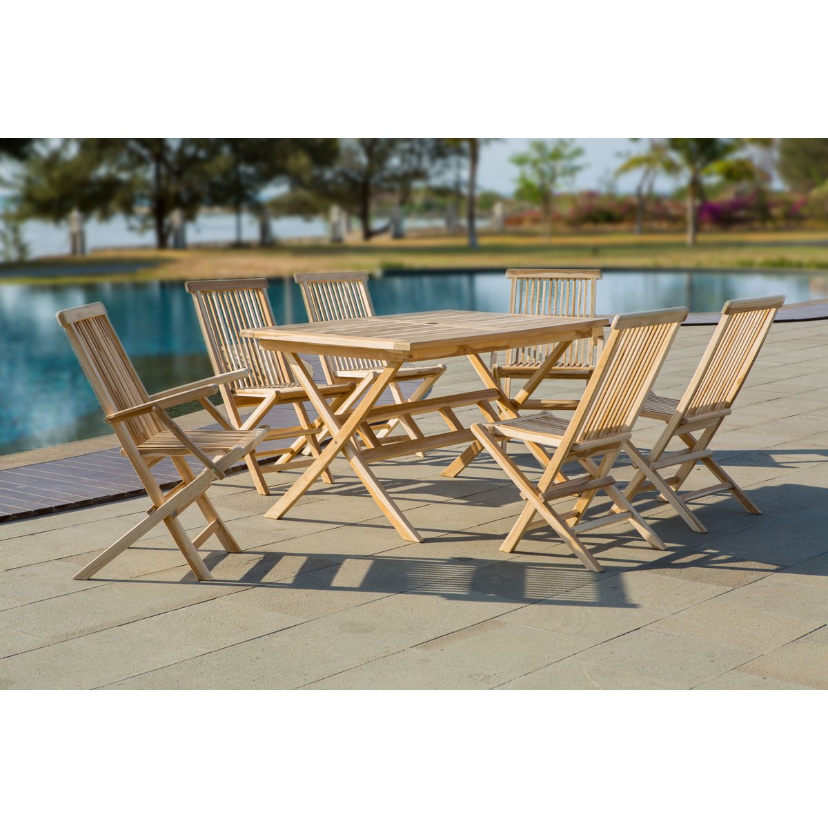 Salon de jardin en teck avec deux fauteuils et une table
