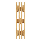 Gros plan sur la texture du bambou du porte-manteau