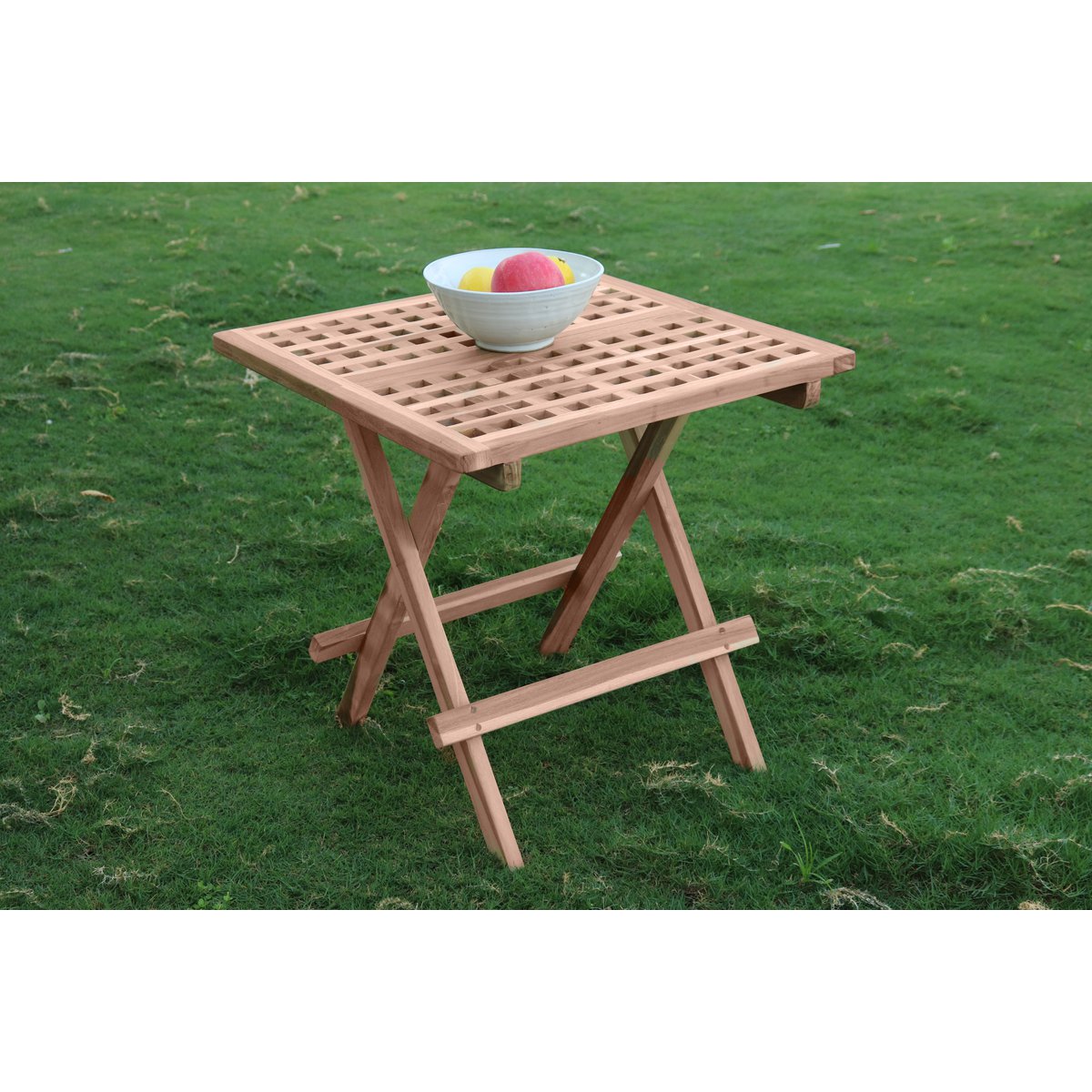 Vue latérale de la table en teck sur un balcon