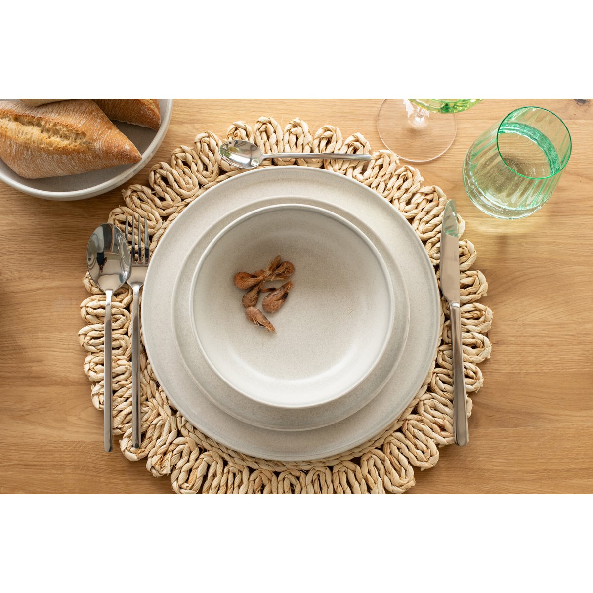 Vue détaillée du set de table rond J-Line en jute naturel
