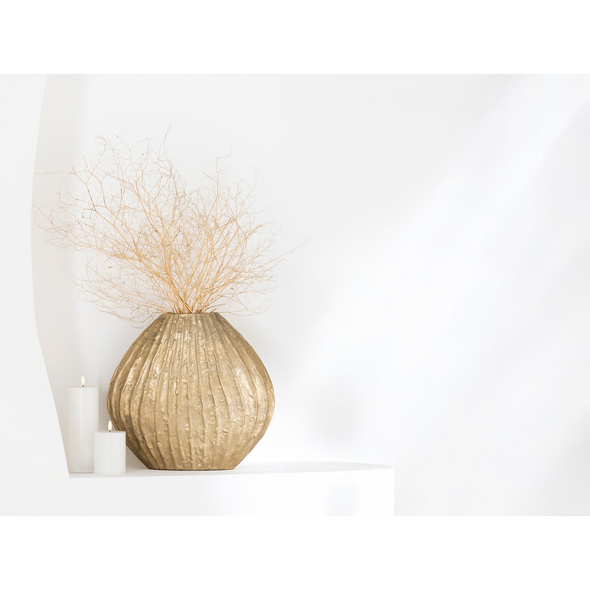 Vase J-Line Ovale en aluminium doré, design moderne et élégant.