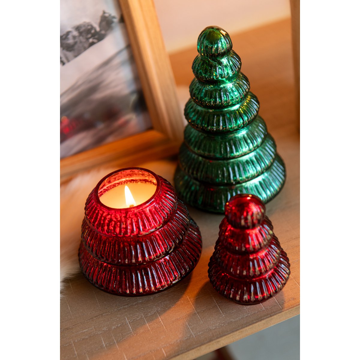 Bougie parfumée J-Line Tree Ribbed sur une table décorée, ambiance chaleureuse