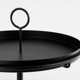 Plateau Aston Noir sur table de jardin, ambiance conviviale