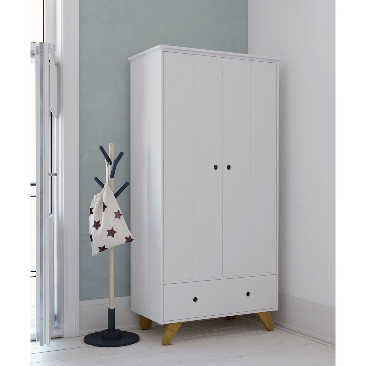 Combinaison de couleurs bois naturel et blanc de l'armoire