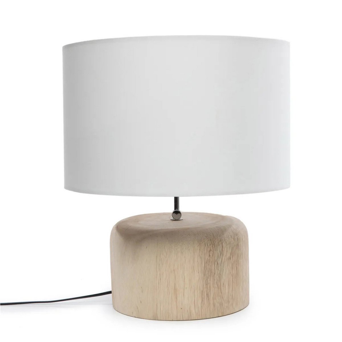 Ambiance chaleureuse avec le pied de lampe en bois de teck sur une table de chevet