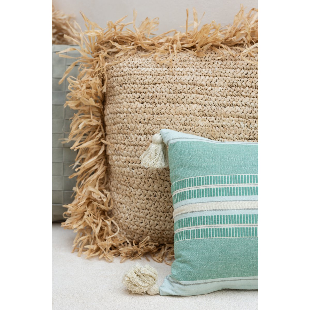 Coussin J-Line en raphia naturel, ambiance salon