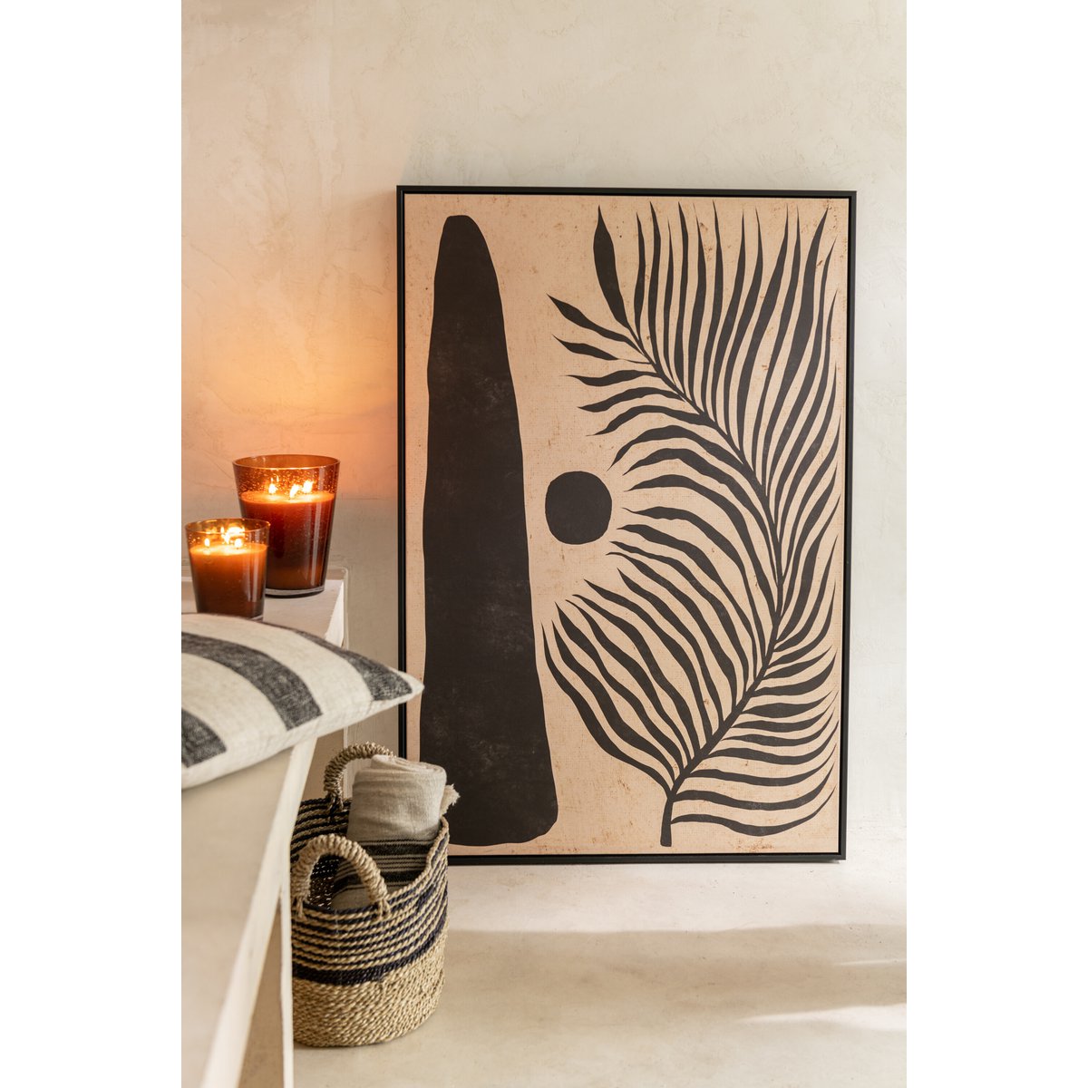 Détail du cadre en bois noir et toile, design moderne