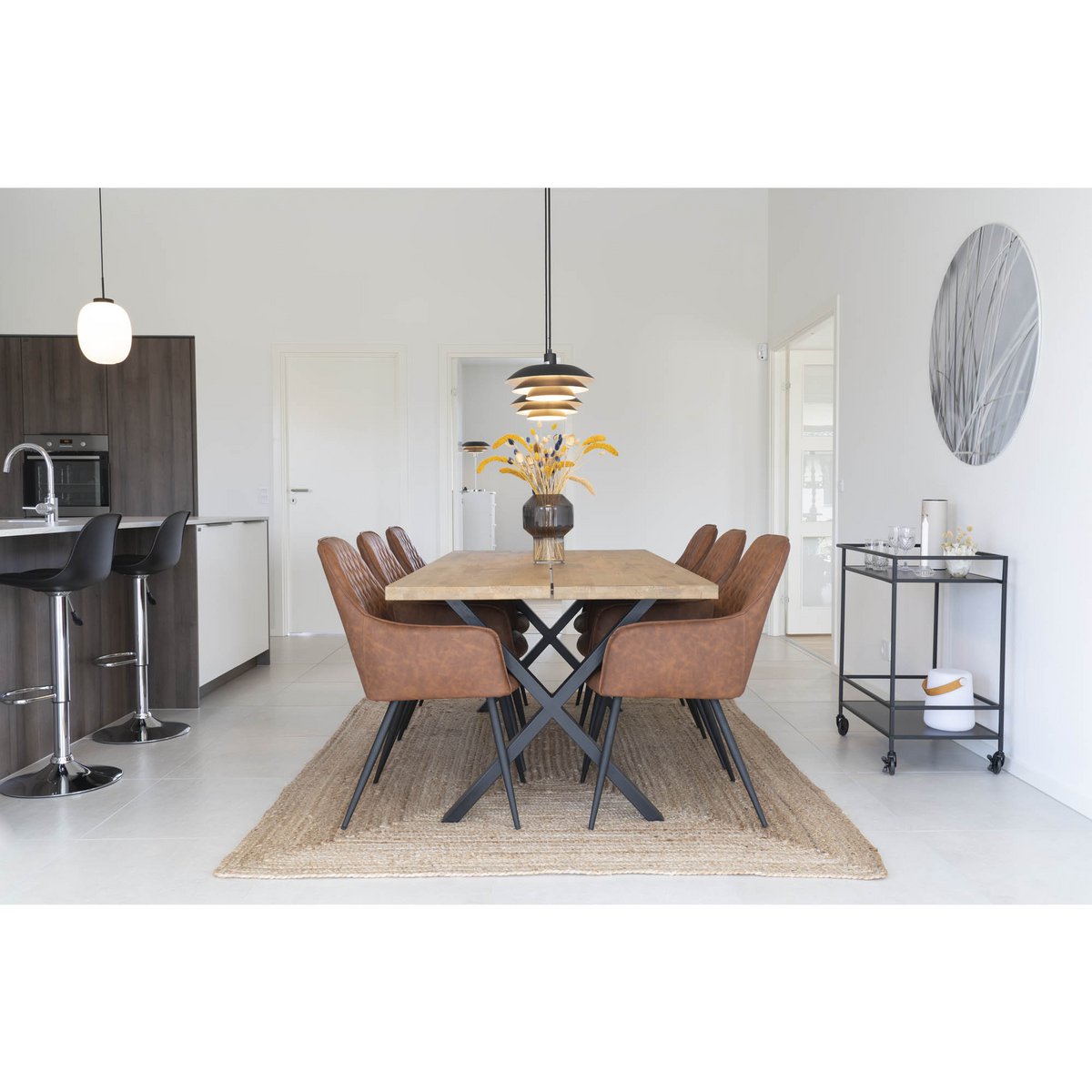 Chaise Harbo dans un décor de salle à manger moderne, mise en scène
