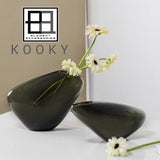 Vase au design innovant, forme organique semblable à un galet, KOOKY21GR