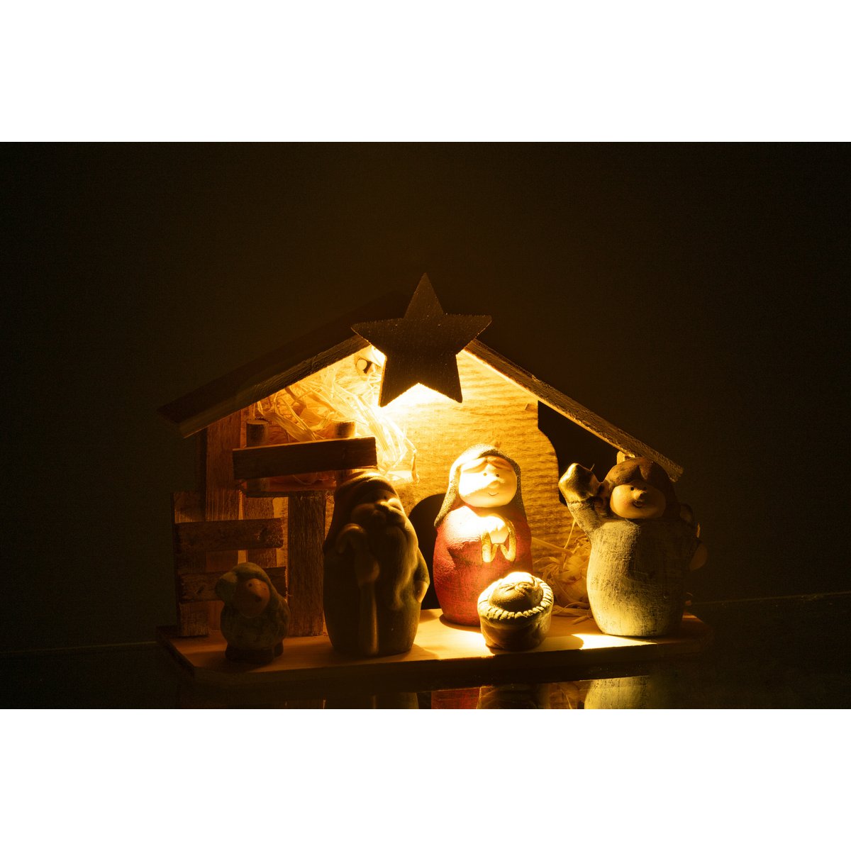 Crèche LED J-Line sur une table décorée pour Noël