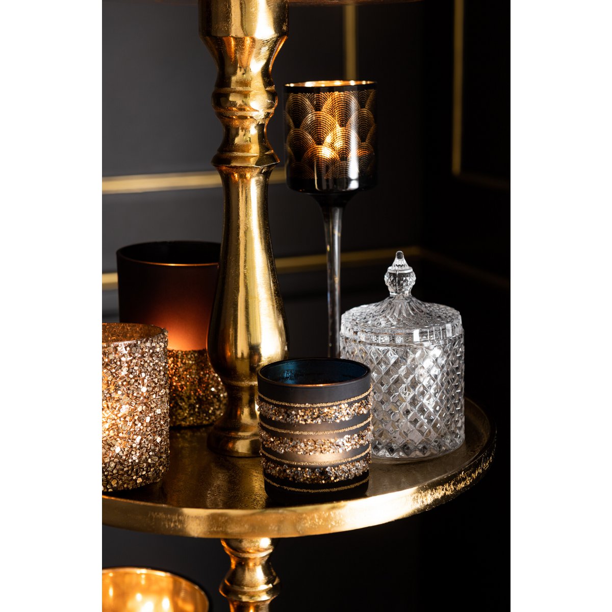 Étagère J-Line 5 niveaux en aluminium doré avec objets décoratifs
