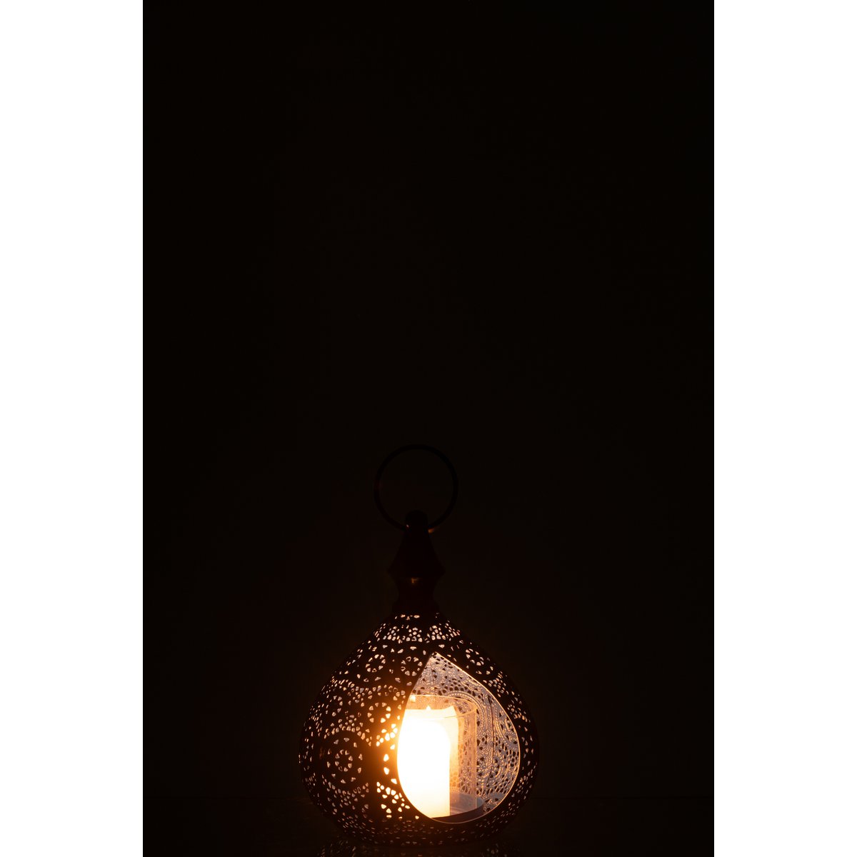 Photophore Goutte J-Line en situation dans un salon moderne.