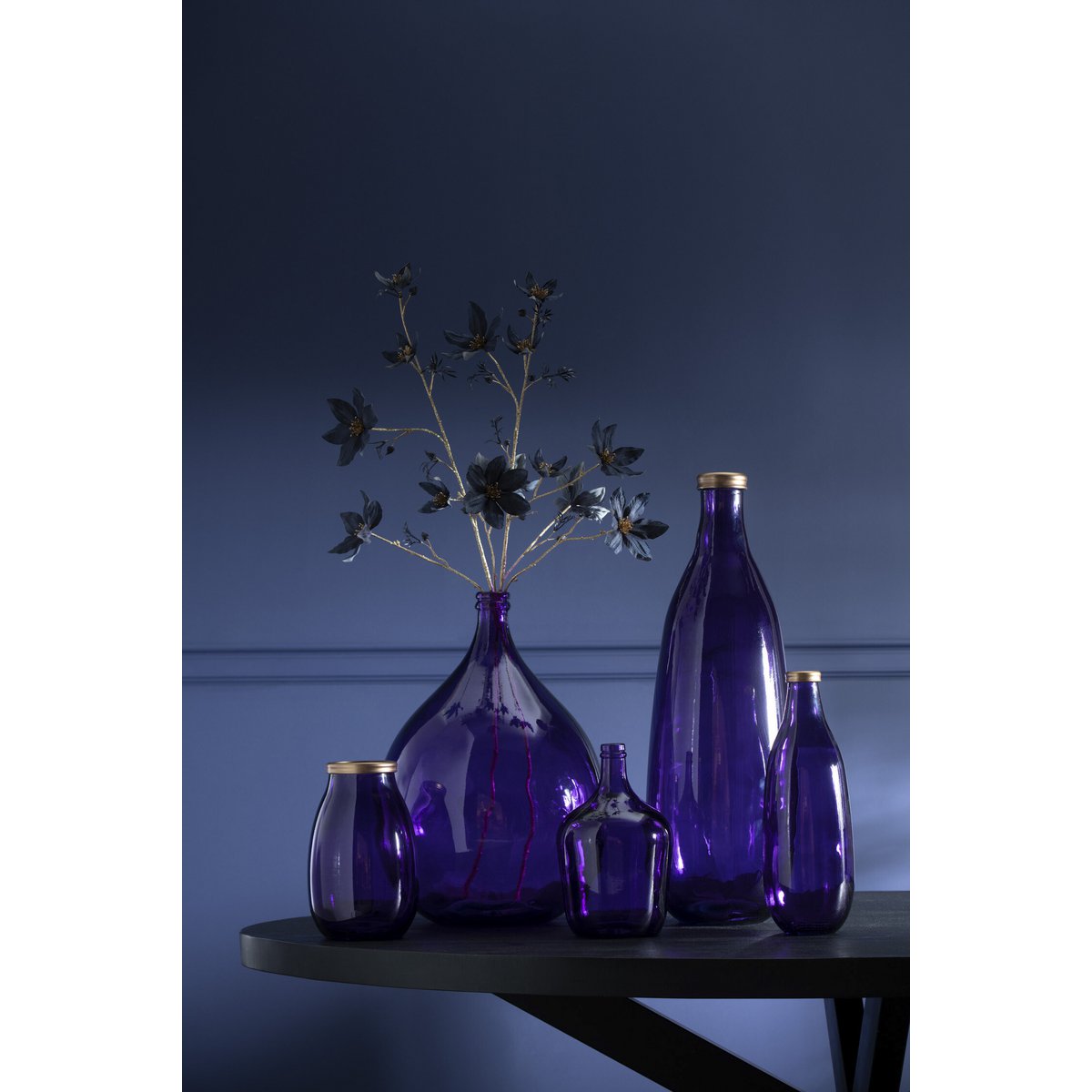Vase J-Line en verre mauve avec finition dorée, vue de face