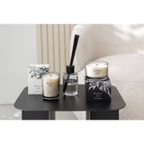 Huile parfumée J-Line sur une table décorée avec style