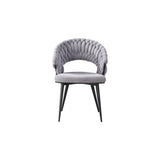 Chaise Wave Tressée Gris présentée dans une salle à manger stylée