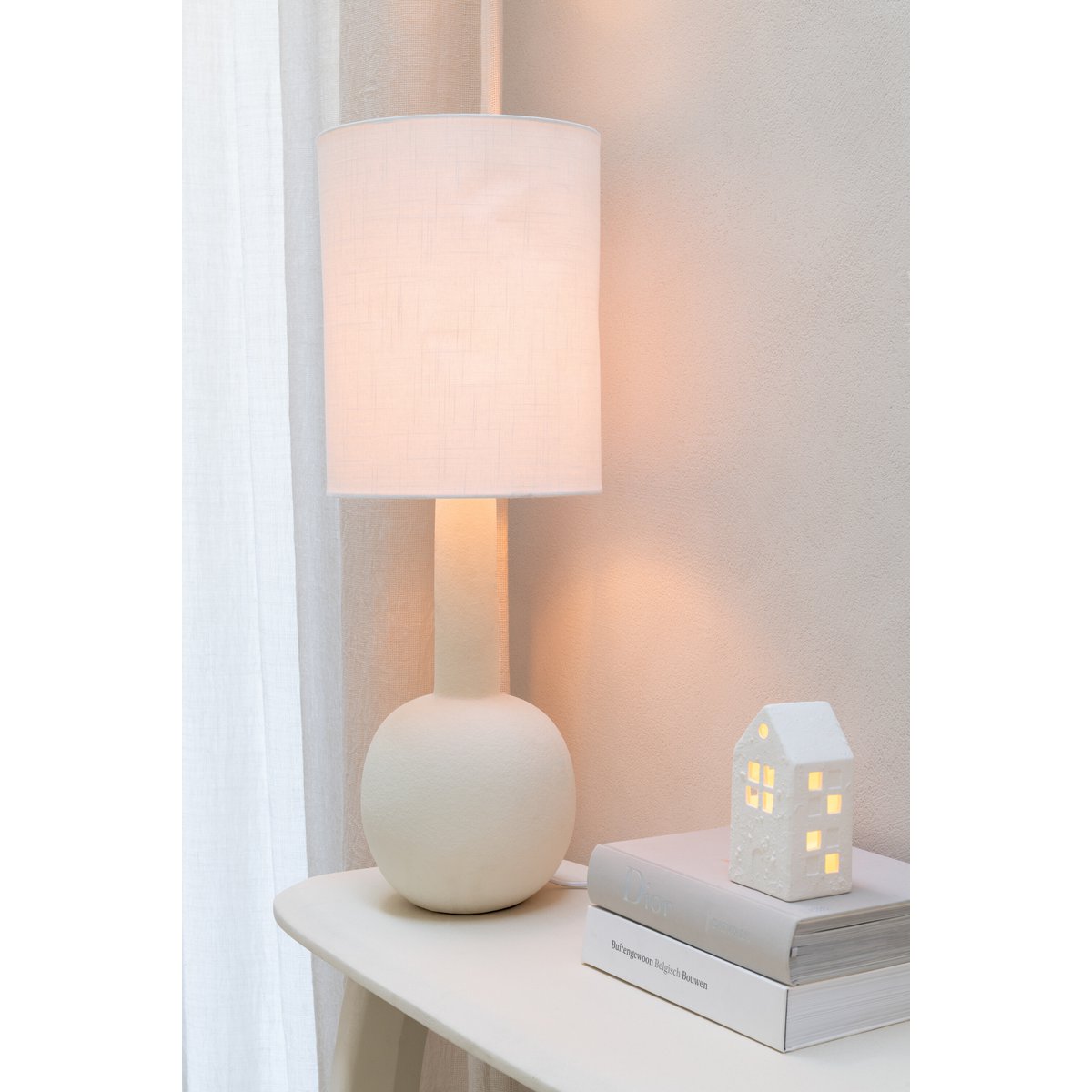 Vue latérale de la lampe de table J-Line en faïence