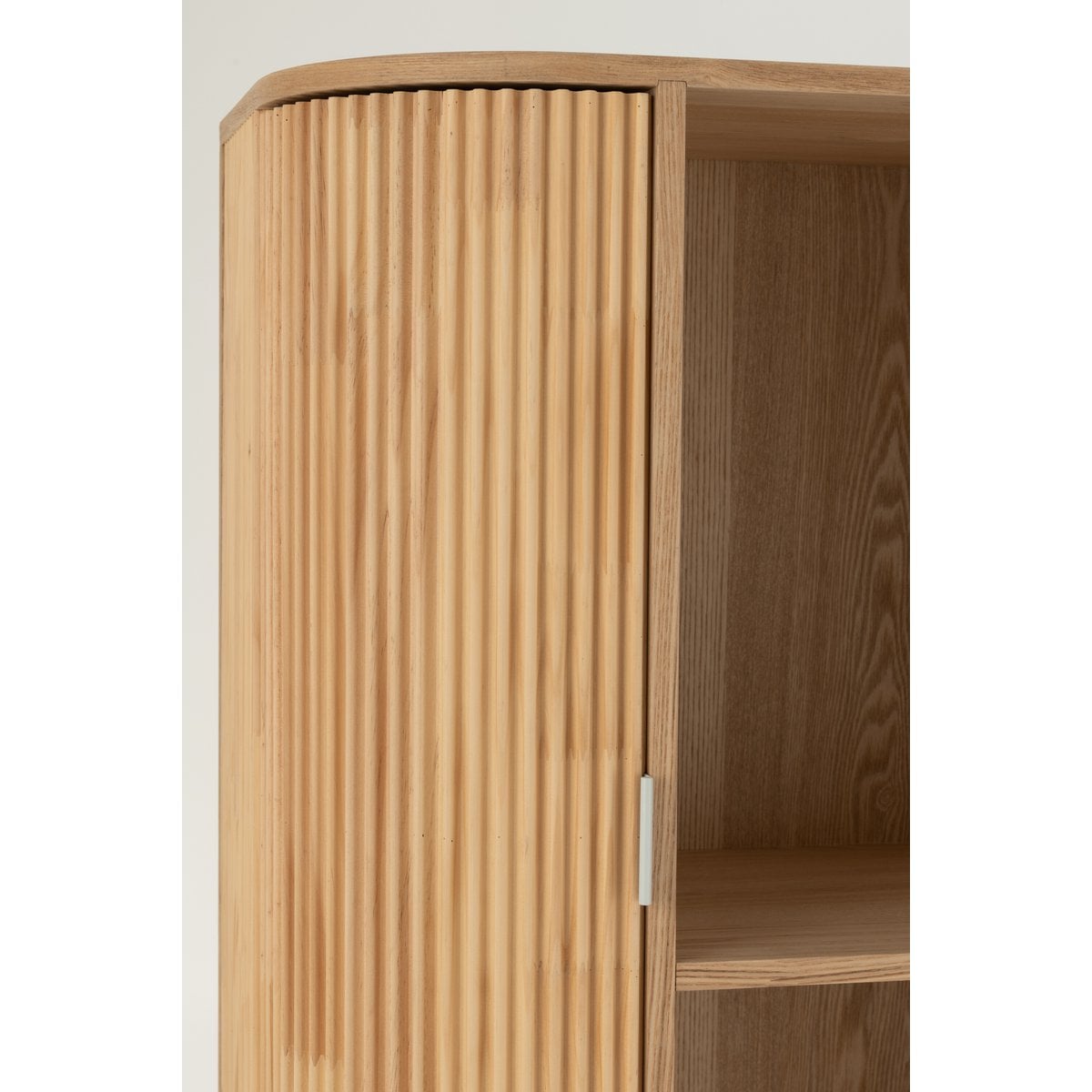 Armoire J-Cas en bois naturel, ambiance chaleureuse dans un salon
