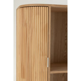 Armoire J-Cas en bois naturel, ambiance chaleureuse dans un salon