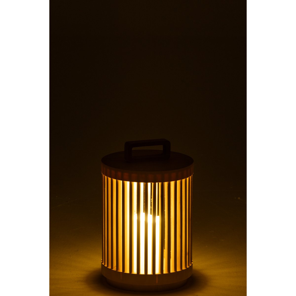 Détail de la lampe Cylindre Sparhout, éclairage doux sur table