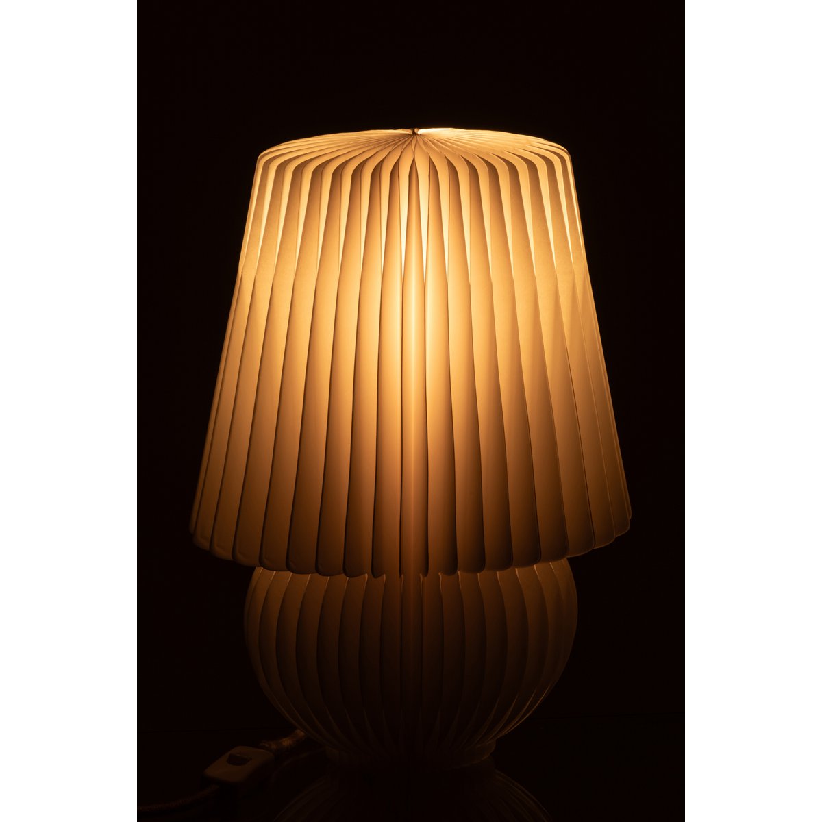 Abat-jour J-Line sur une lampe moderne - ambiance chic