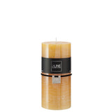 Bougie J-Line ocre, mise en scène dans un salon moderne