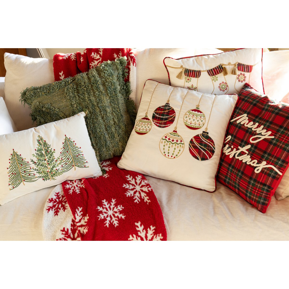 Coussin J-Line sapin de Noël sur un lit décoré pour Noël