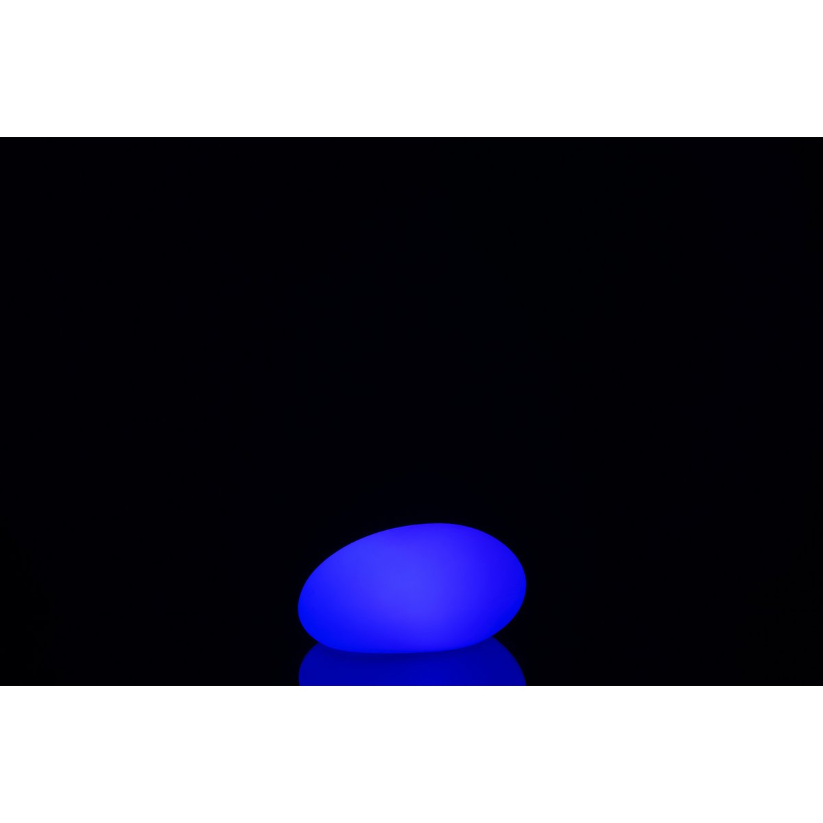 Lampe LED J-Line blanche, mise en scène sur une terrasse