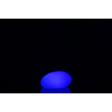 Lampe LED J-Line blanche, mise en scène sur une terrasse