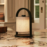Détail du matériau en bois d'hévéa de la lampe River