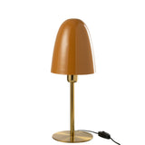 Lampe de table J-Line en métal ocre/or sur fond blanc