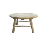Table basse en teck naturel dans un salon moderne