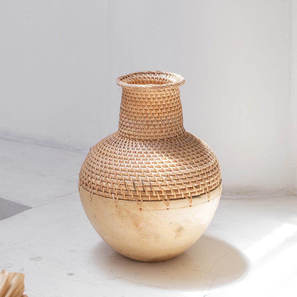 Vase Boho KAMARI en rotin et bois, vue de face, style élégant