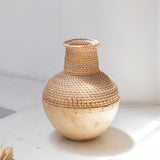 Vase Boho KAMARI en rotin et bois, vue de face, style élégant